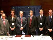 Πηγή: Περιοδικό Infosoc - Η καθιερωμένη «οικογενειακή» φωτογραφία κατά τη συνάντηση της Λισαβόνας: (από αριστερά) ο υπουργός Ανάπτυξης, Δημήτρης Σιούφας, ο Ειδικός Γραμματέας για την Κοινωνία της Πληροφορίας, Βασίλης Ασημακόπουλος, η τότε Δήμαρχος Αθηναίων και νυν υπουργός Εξωτερικών, Ντόρα Μπακογιάννη, o υπουργός Οικονομίας & Οικονομικών, Γιώργος Αλογοσκούφης, ο πρόεδρος της Microsoft Corp., Μπιλ Γκέιτς, o αντιπρόεδρος της Microsoft EMEA και περιφερειακός αντιπρόεδρος Κεντρικής & Ανατολικής Ευρώπης, Βάι Τοροσιάν, και ο Δνων Σύμβουλος της Microsoft Ελλάς, Χρήστος Τσάγκος.