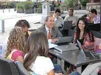 Ο Υπουργός Οικονομίας και Οικονομικών, κ. Γιώργος Αλογοσκούφης εγκαινιάζει μαζί με νέους φοιτητές την δωρεάν ασύρματη πρόσβαση στο Internet από το Θησείο.