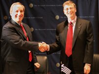 Πηγή: Περιοδικό Infosoc - Η σημαντική συμφωνία συνεργασίας σφραγίστηκε με μια θερμή χειραψία από τον υπουργό Οικονομίας & Οικονομικών, Γιώργο Αλογοσκούφη, και τον πρόεδρο της Microsoft Corp., Μπιλ Γκέιτς.